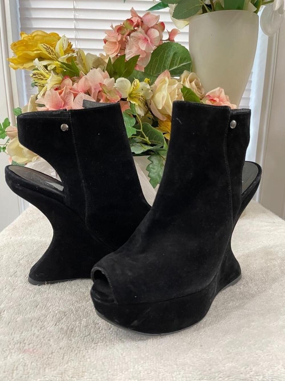 STUART WEITZMAN BLACK WEDGE HEEL SIZE 8 (SH3000